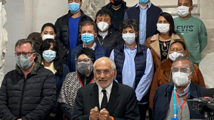 Legisladores de Comunidad Ciudadana a la cabeza de su líder político Carlos Mesa. Foto: ABI. Video ANF.