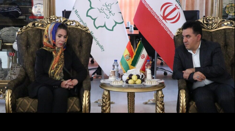 La embajadora de Bolivia en Irán, Romina Pérez, en reunión con el alcalde de Tabriz, Yaqub Hoshia. Foto: IRNA