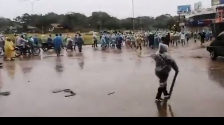 Grupo de personas afines al MAS desbloquea en el Quinto Anillos de Santa Cruz. Foto: Captura de video.