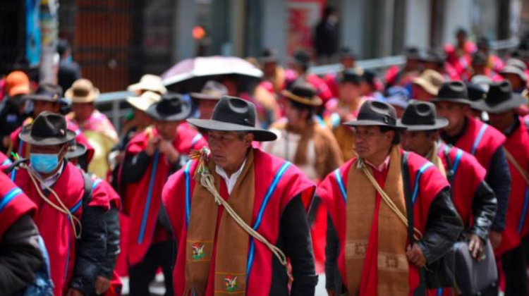 Marcha de ponchos rojos en la ciudad de La Paz. Foto: Página Siete