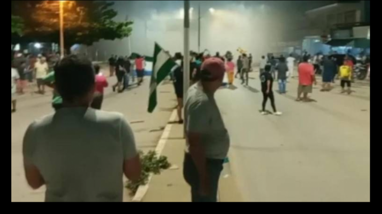 Un grupo de personas de la Alcaldía de Puerto Quijarro intenta desbloquear esa región. Foto: Captura de video.