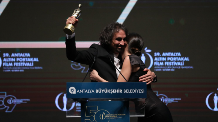 El director Martín Boulocq y Andrea Camponovo recibieron el galardón en el Palacio de Deportes de Antalya. Foto: