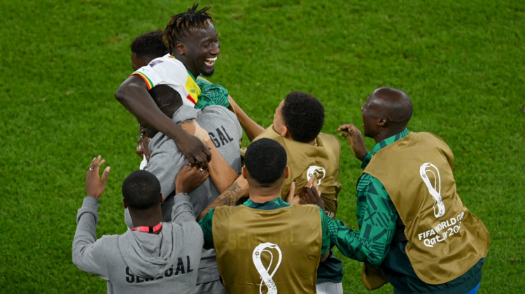 Jugadores de Senegal celebran uno de los tantos para la victoria ante Catar.   Foto: Twitter FIFA