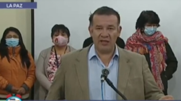 Arandia acompañado de personal del INE en junio de 2022. Foto y Video: captura video y video Bolivisión