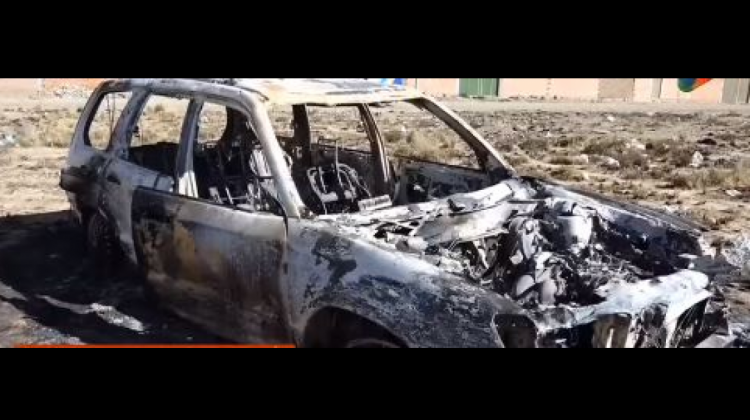 Auto quemado en la zona Villa Imperial del municipio de Viacha. Foto: Captura de video.