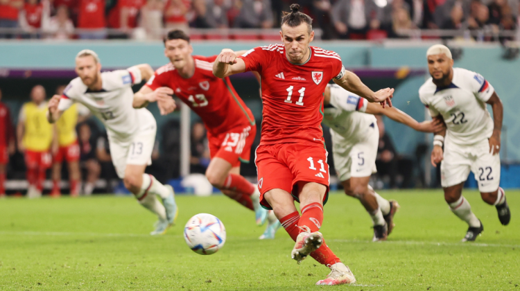 El atacante galés Gareth Bale disputa el balón ante sus rivales.