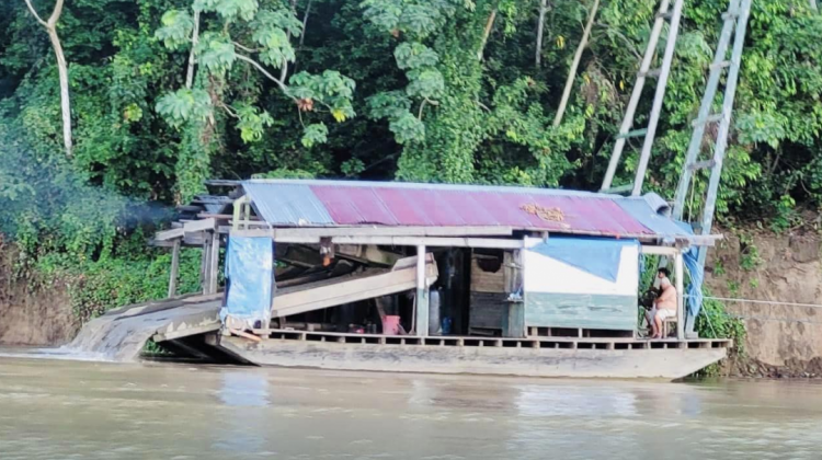 Barcazas con sistema de dragas para la explotación minera sobre el río Madre de Dios. Foto: ADLP