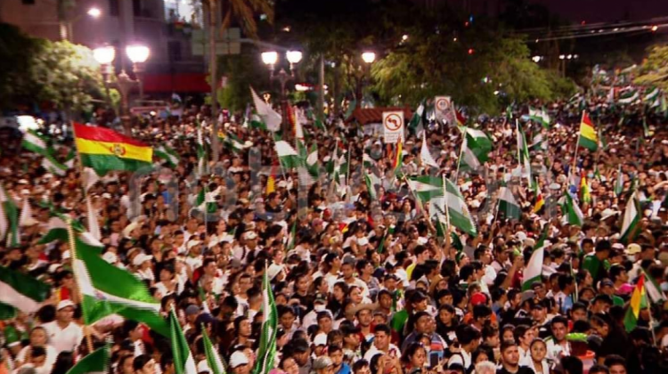 Cabildo de Santa Cruz esta noche. Foto: RRSS