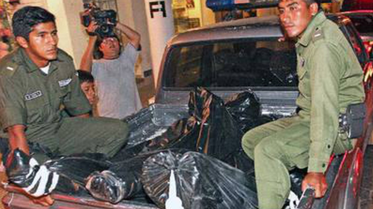 Efectivos de la Policía sacando tres cuerpos del Hotel Las Américas. Foto: Archivo