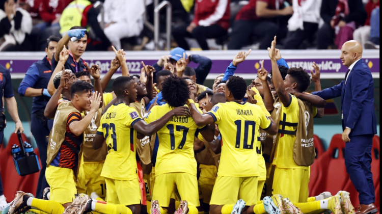 La selección ecuatoriana celebra un de los goles que le dio la victoria ante Catar. Foto: @fifaworldcup_es
·