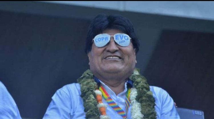 El expresidente Evo Morales, con anteojos que promocionan la Copa Evo 2022. Foto: Twitter Evo Morales.