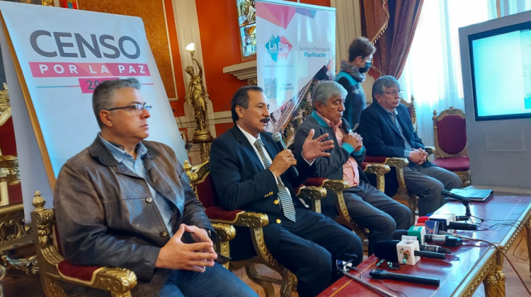 El rector de la UAGRM, Vicente Cuellar (centro) en conferencia de prensa en La Paz. Foto: ANF.
