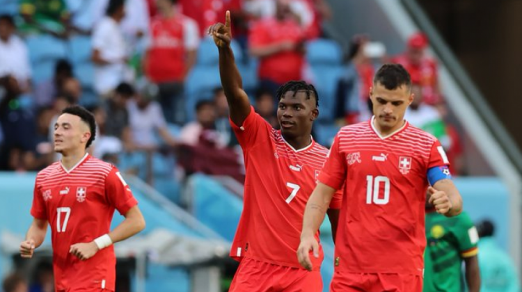 Suiza gana sus primeras unidades a costa del seleccionado de Camerún.   Foto: Twitter FIFA