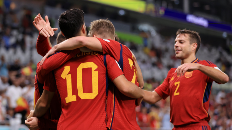 Jugadores de España celebran uno de los siete goles que le marcaron a los ticos.