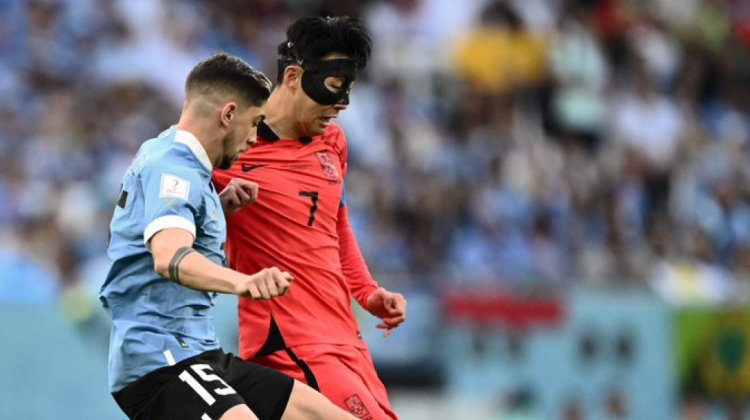 Federico Valverde (Uruguay) disputa el balón con Son Heungmin (Corea del Sur).  Foto: FIFA Twitter