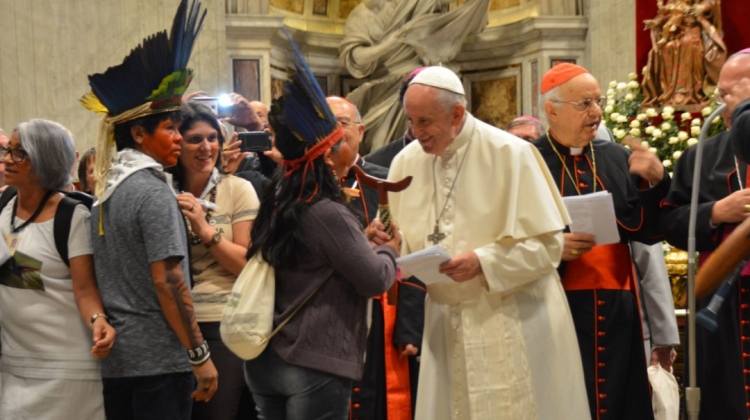 El Papa Francisco junto a indígenas de la Amazonía en la Basílica de San Pedro, Vaticano. Fotografía: Guilherme Cavalli