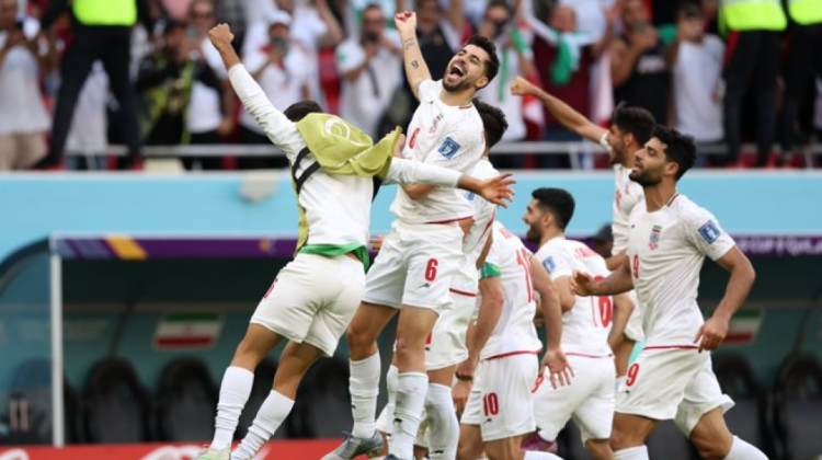 Jugadores de la selección de Irán celebran su primera victoria en Catar 2022.   Foto: Twitter FIFA