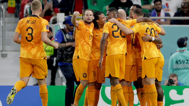 El seleccionado de Países Bajos celebra uno de los dos goles que le dieron la victoria.  Foto: @fifaworldcup_es