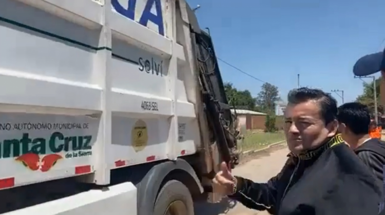 Alcalde de Santa Cruz, Jhonny Fernández, haciendo ingresar a los camiones basureros al vertedero municipal. Foto: Captura de pantalla