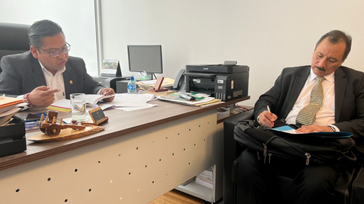El diputado Jáuregui y el rector de la UAGRM, Vicente Cuéllar. Foto: Gentileza