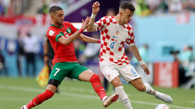 Jugadores de Marruecos y Croacia disputan el balón.  Foto: Twitter FIFA