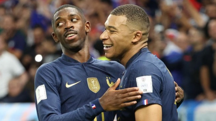 Kylian Mbappé y Ousmane Dembelé celebran uno de los goles del seleccionado francés.