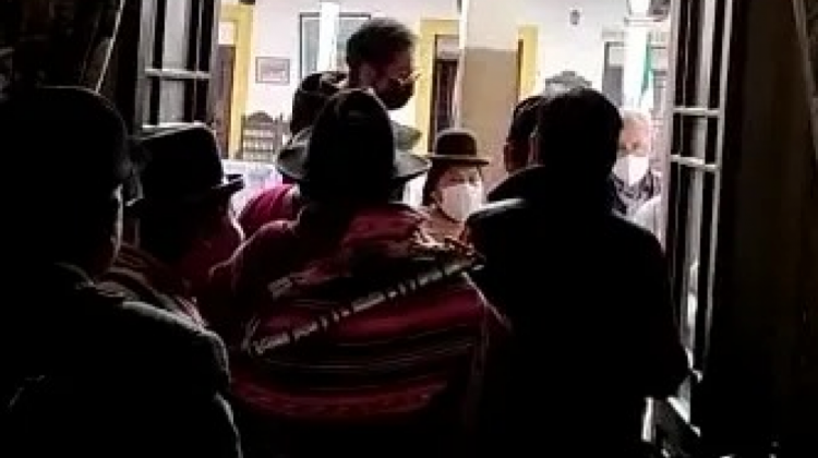 Momento en el que se expulsa a cooperativistas que ingresaron al taller de Justicia Indígena Originaria Campesina. Foto: UNITAS.