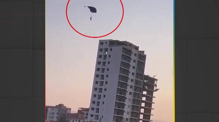 Paracaidista antes de chocar contra el edificio (Foto: captura video)