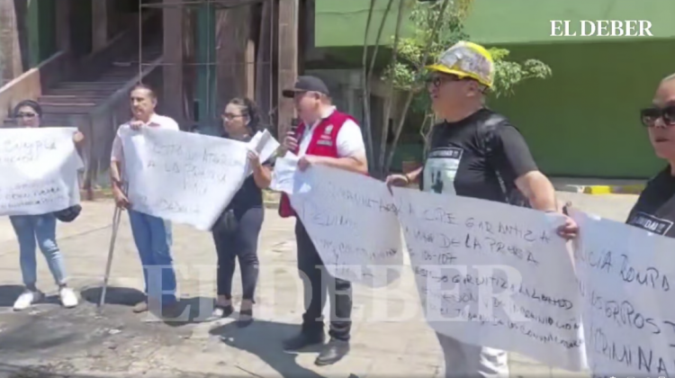 Periodistas de la ciudad de Santa Cruz protestan en las puertas del comando de Policía. Foto: El Deber