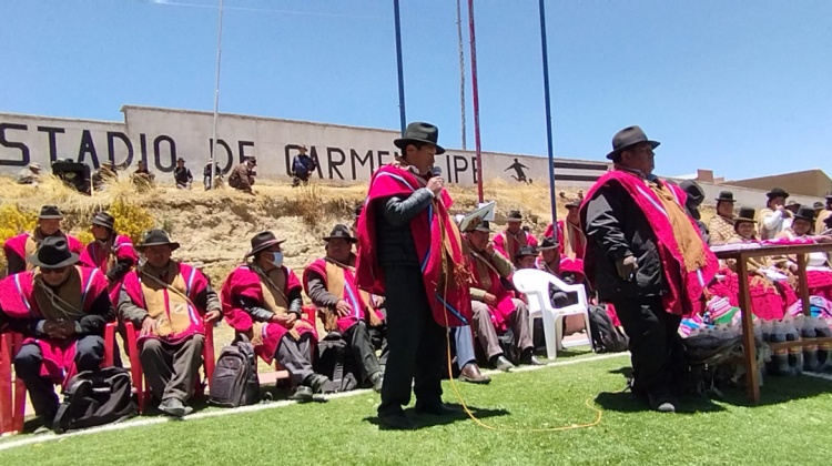 Asamblea de los ponchos rojos en Villa Lipe de la comunidad de Santiago de Huata de la provincia Omasuyo. Braulio Cordero.