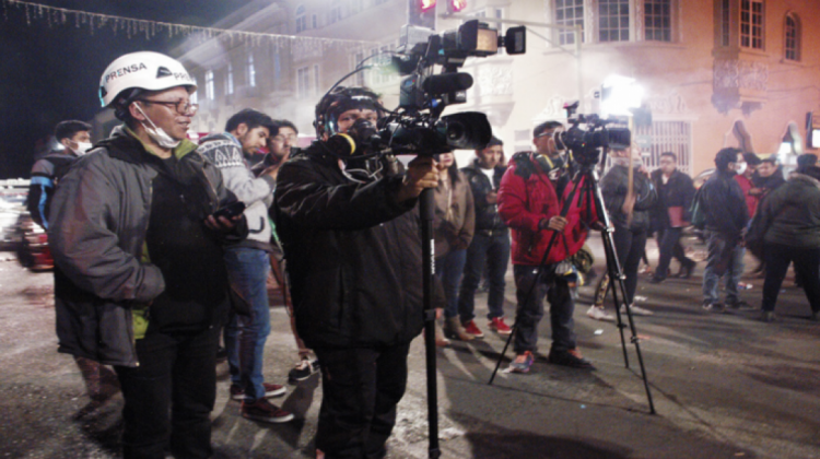 Equipos de televisión que realizan la cobertura nocturna de los conflictos en la ciudad de La Paz. Crédito: Franz Chávez / ANP