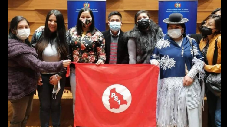 Legisladores agarran la bandera roja del PS1. Foto: Redes Sociales.