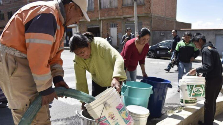Personas realizan filas para recibir agua, en una zona de la ciudad de La Paz, el año 2016. Foto: Semiáridos.