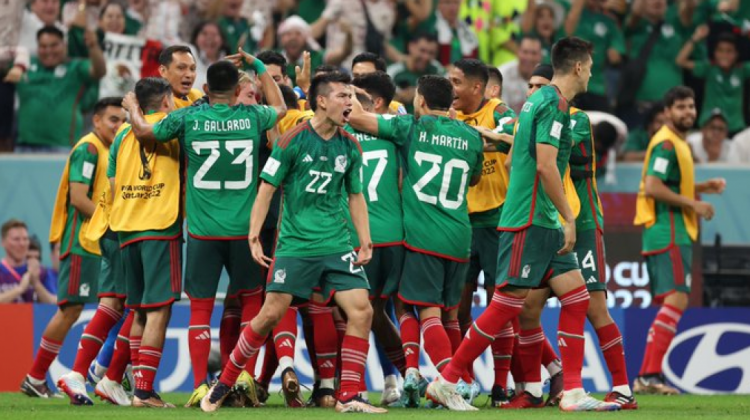 La selección mexicana celebra uno de los goles de su victoria 2-1 sobre Arabia Saudita.  Foto: Twitter FIFA