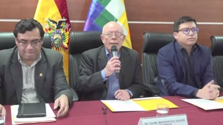 (De izquierda a derecha) El presidente de la Cámara de Diputados, Jerges Mercado; el presidente del TSE, Óscar Hassenteufel; y, el ministro de Planificación, Sergio Cusicanqui. Foto: Captura de video.