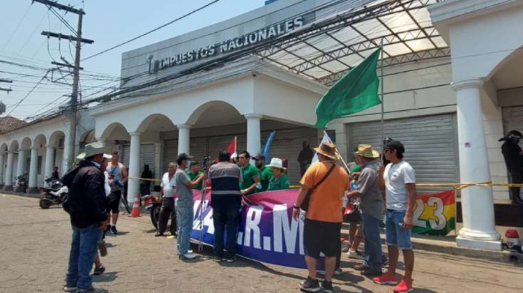 Vigilia de ciudadanos y universitarios en Impuestos en Santa Cruz. Foto: El Deber, Jorge Ibáñez.