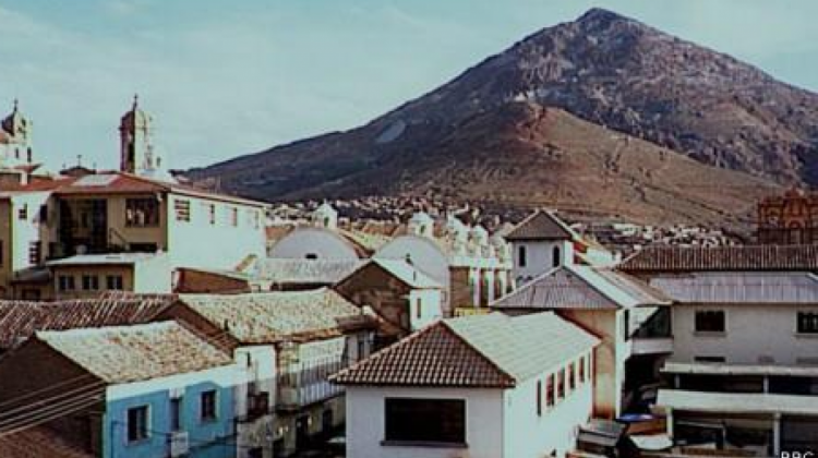 Fotografía del Cerro Rico de hace varios años atrás donde aún conservaba su cúspide. Foto: BBC.