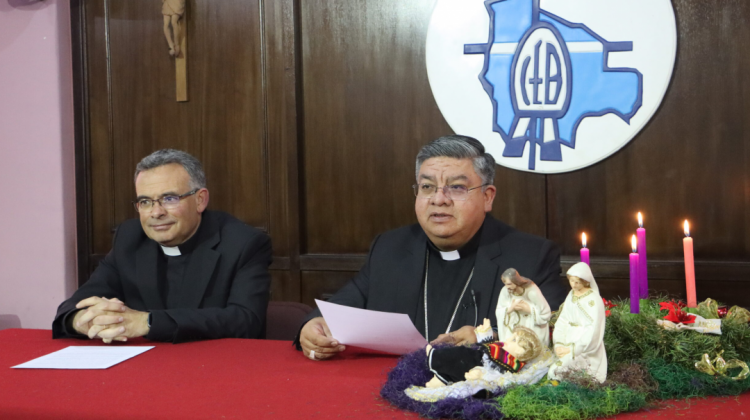 monseñor Giovani Arana, Obispo de El Alto y Secretario General de la CEB, leyendo el mensaje por Navidad. Foto: CEB