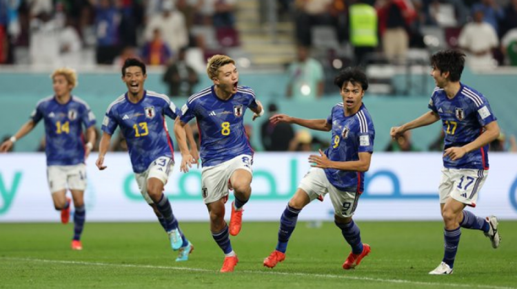 Jugadores de la selección asiática celebran su pase a los octavos de final del Mundial.   Foto: Twitter FIFA