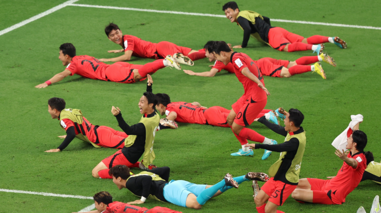 El combinado coreano festeja el pase a octavos de final del Mundial.