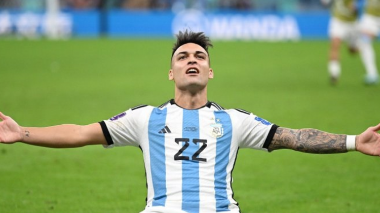 El delantero argentino, Lautaro Martínez, anotó el penal definitivo para la victoria de la Albiceleste.   Foto: Twitter FIFA