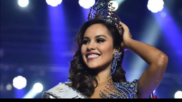 Fernanda Pavisic cuando recibió la corona de Miss Bolivia.