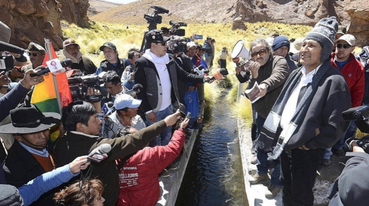 Evo Morales durante una inspección a las aguas del Silala cuando estaba en el Gobierno. Foto: Archivo/Internet.