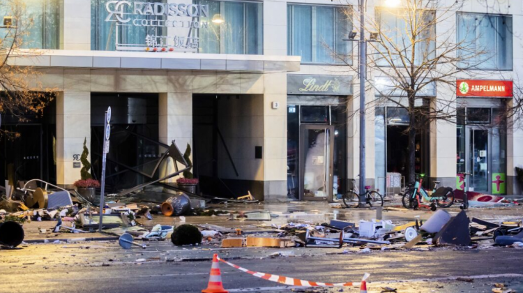 El estado que quedó la calle tras que reventara el acuario AquaDom en Berlín.