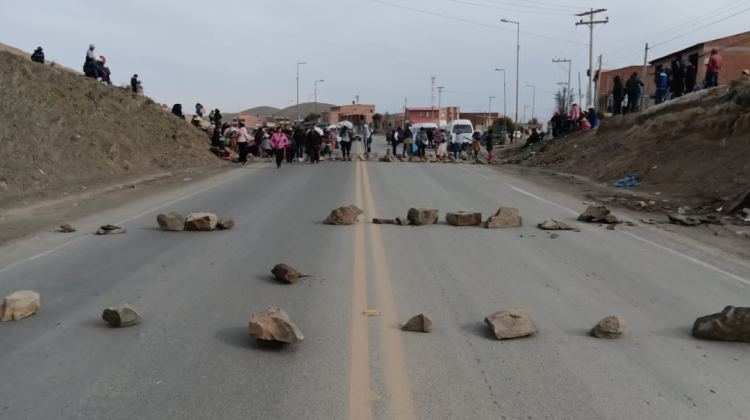 Vecinos de la población de Vinto realizan dos bloqueos. Foto: ABC Oruro.