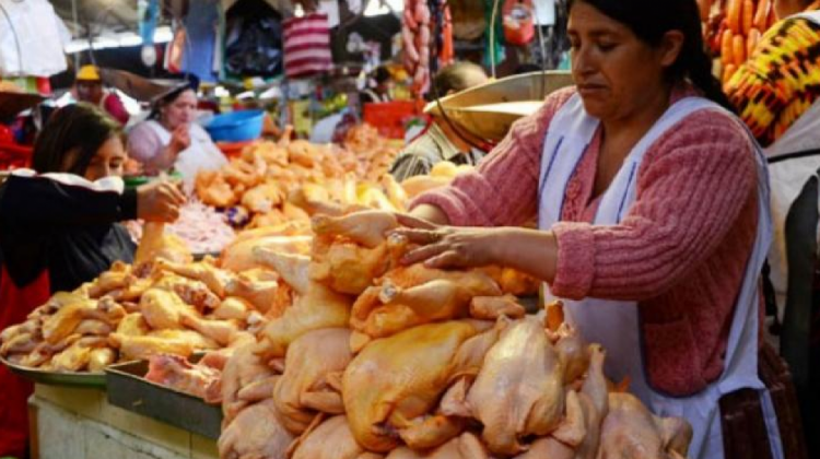 Venta de carne de pollo. Foto: Los Tiempos