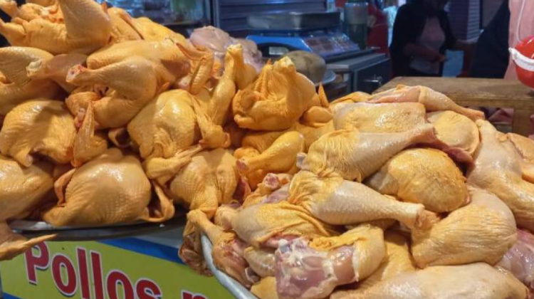 Venta de pollos en un mercado de Santa Cruz. Foto: Unitel.