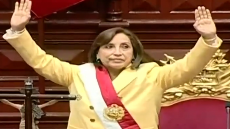 Dina Boluarte Jura Como Nueva Presidenta De Perú La Primera En La Historia Del País Anf 