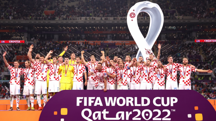 La selección de Croacia sube al podio tras quedar tercero en el Mundial de Catar 2022.   Foto: Twitter FIFA