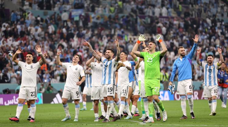 Los argentinos celebran la victoria y su pase a la gran final de Catar 2022.